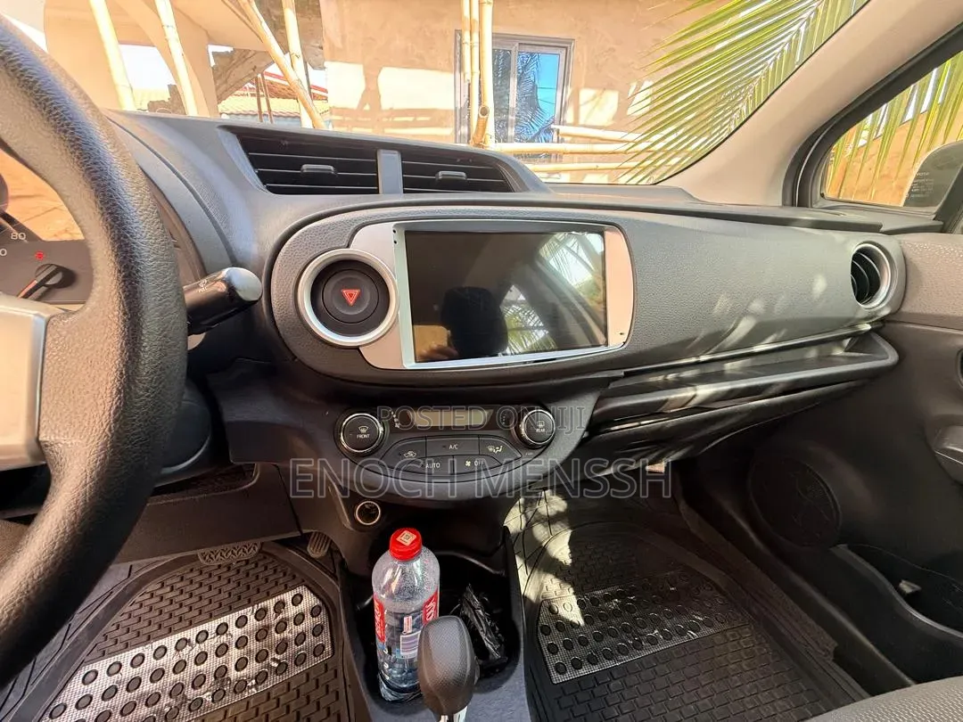 Toyota Vitz 1.3 FWD 3dr 2012 Silver