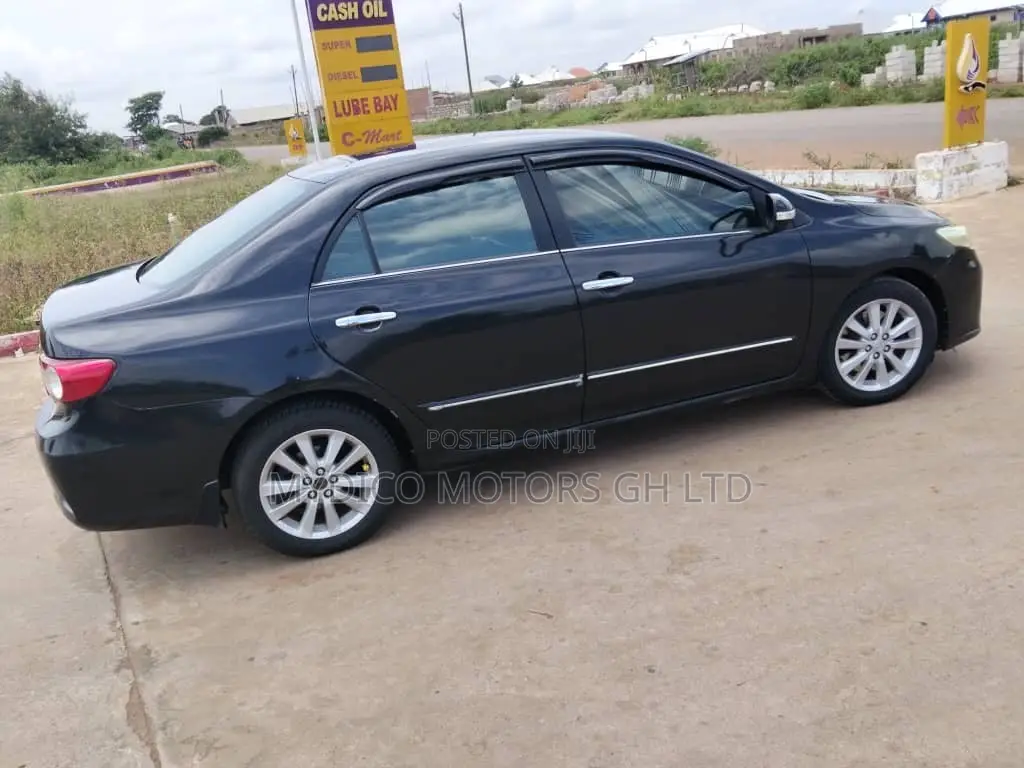 Toyota Corolla Altis 2013 Black