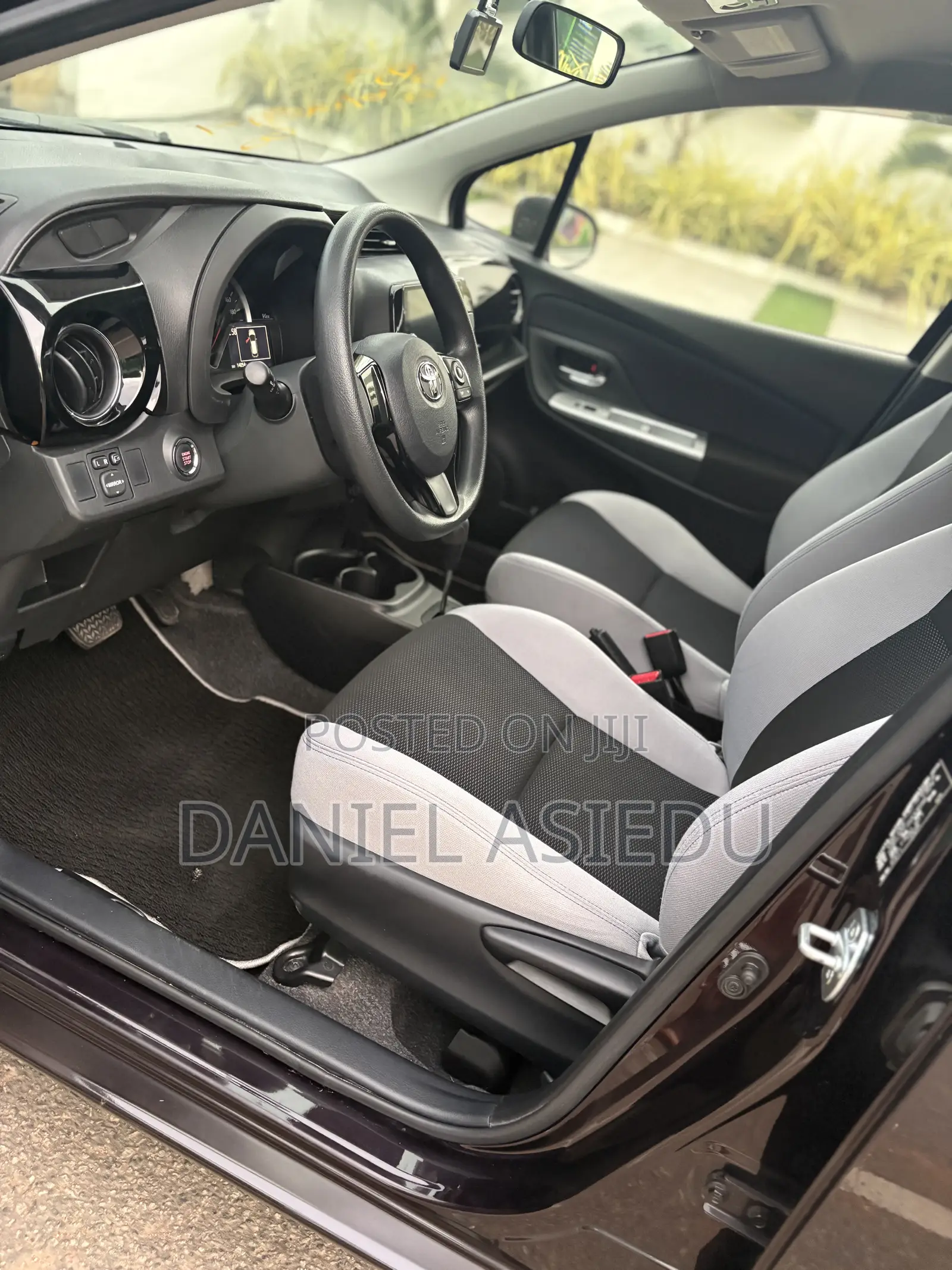 Toyota Vitz 1.3 AWD 3dr 2015 Burgundy