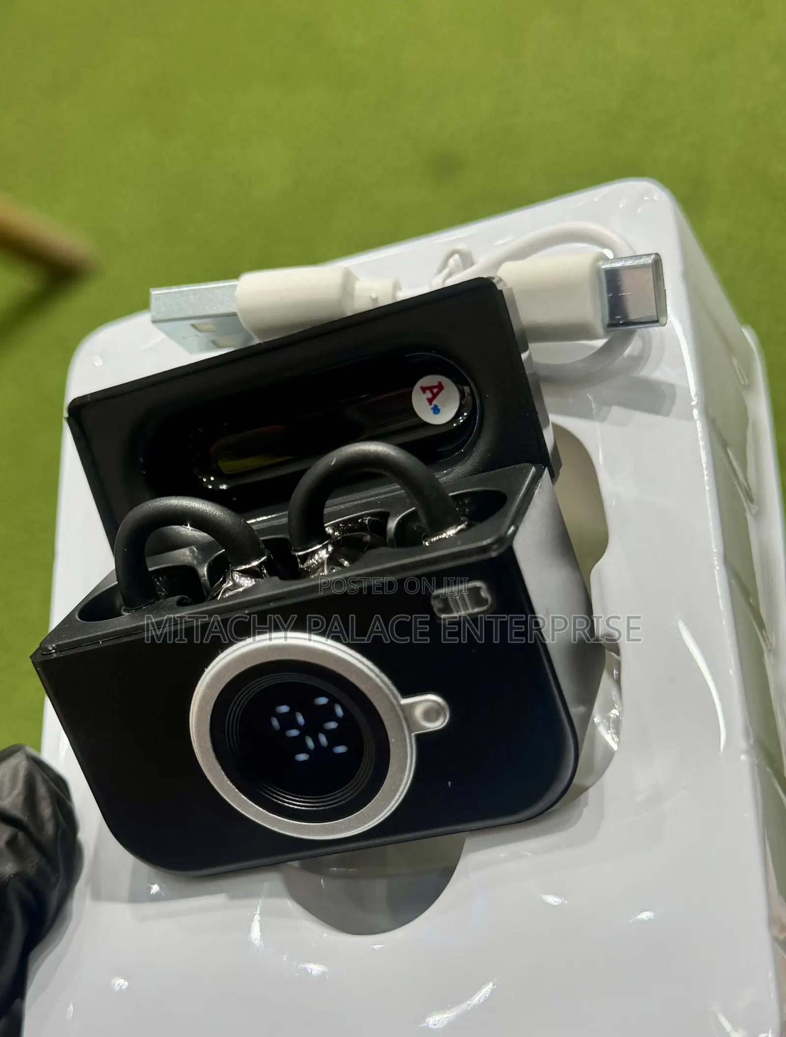 B64 True Wireless Earclips