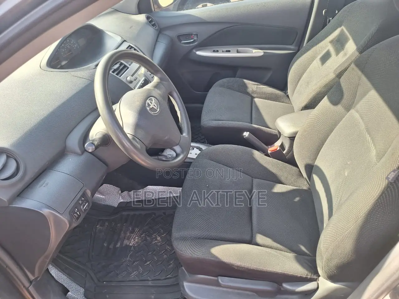 Toyota Yaris Base Sedan 4dr 2010 Gray