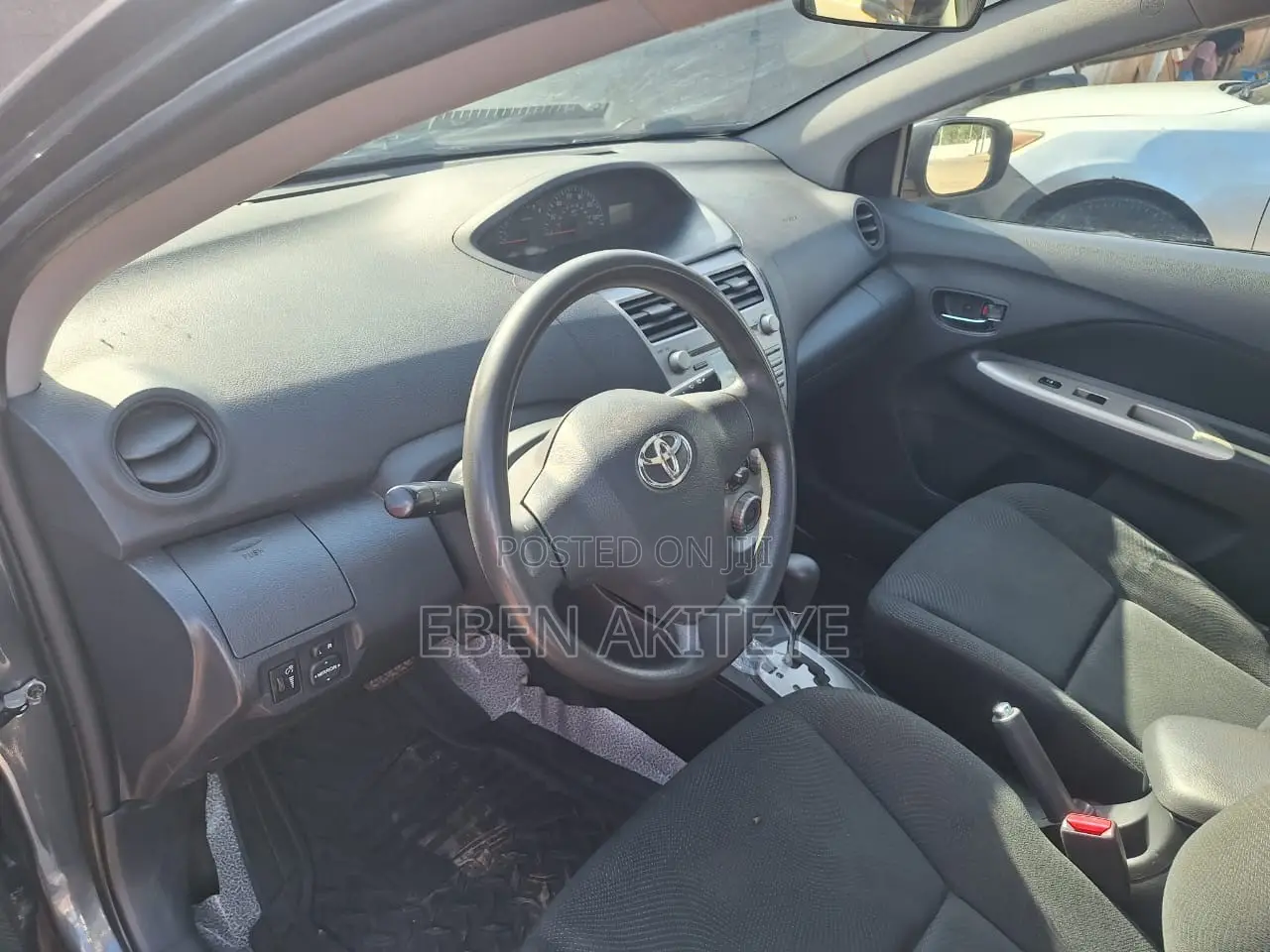 Toyota Yaris Base Sedan 4dr 2010 Gray