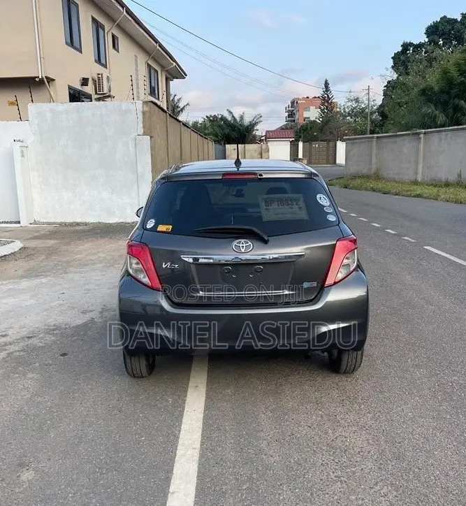 Toyota Vitz 1.3 AWD 3dr 2013 Gray