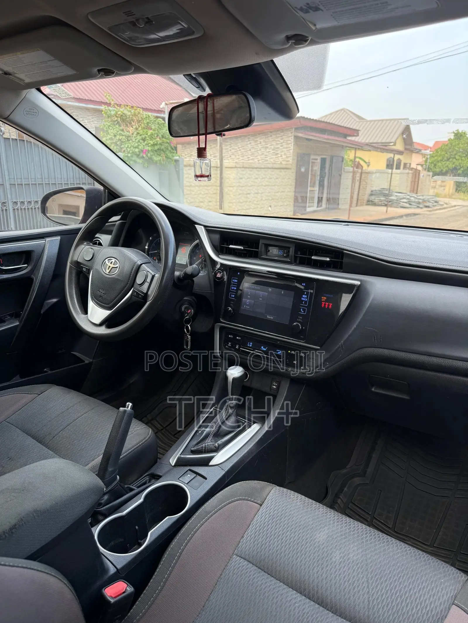 Toyota Corolla LE (1.8L 4cyl 2A) 2018 Red
