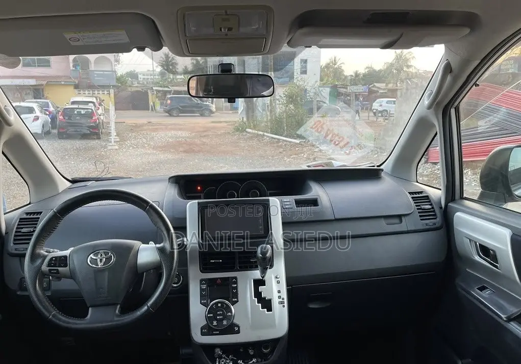 Toyota Voxy V 2WD 8-Seater 2013 Silver