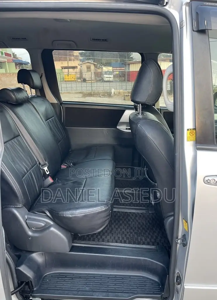 Toyota Voxy V 2WD 8-Seater 2013 Silver