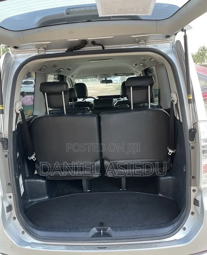 Toyota Voxy V 2WD 8-Seater 2013 Silver