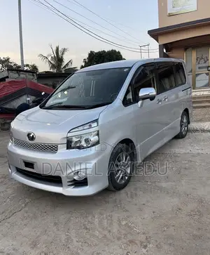 Toyota Voxy V 2WD 8-Seater 2013 Silver