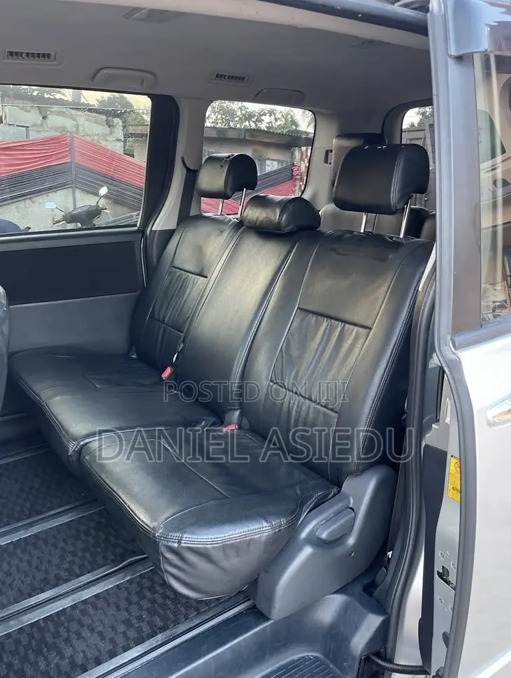 Toyota Voxy V 2WD 8-Seater 2013 Silver