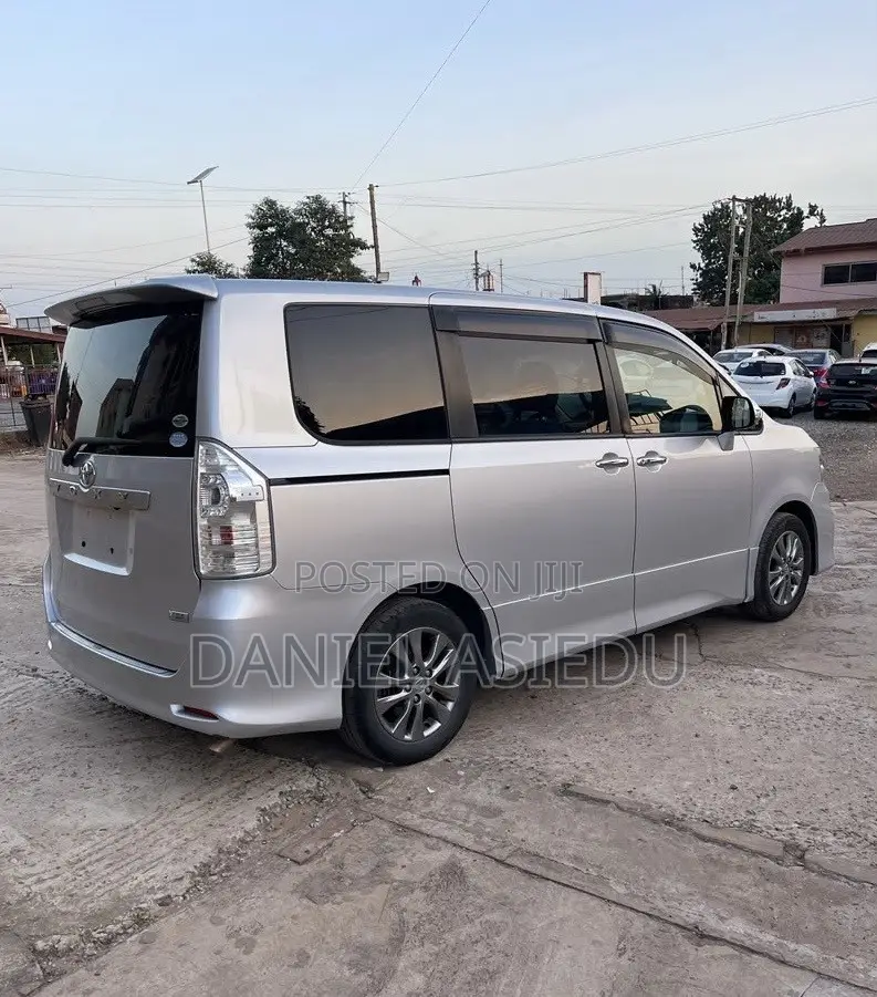 Toyota Voxy V 2WD 8-Seater 2013 Silver