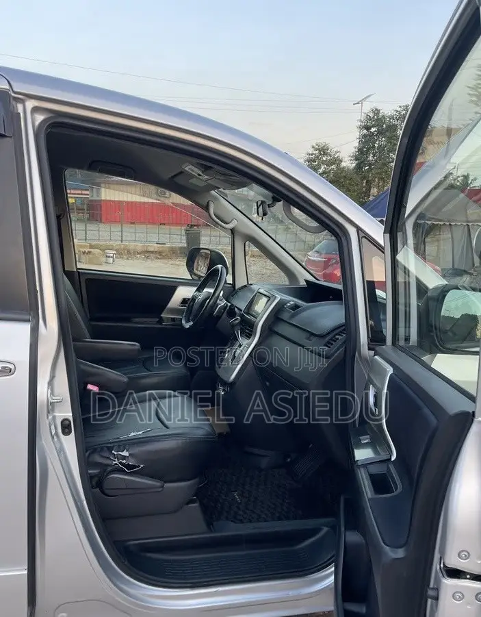 Toyota Voxy V 2WD 8-Seater 2013 Silver