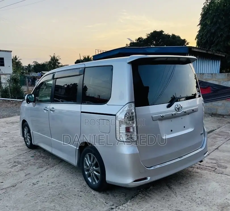 Toyota Voxy V 2WD 8-Seater 2013 Silver