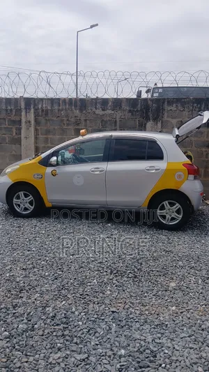 Toyota Vitz 2010 Silver