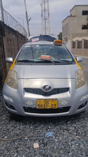 Toyota Vitz 2010 Silver