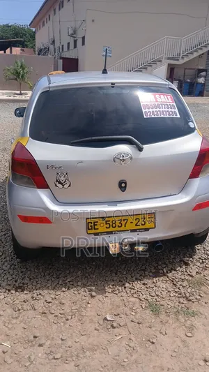 Toyota Vitz 2010 Silver