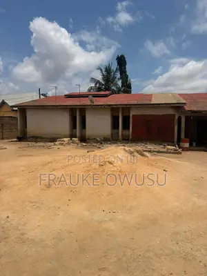 6bdrm House in Akweley for sale