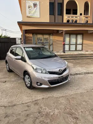Toyota Vitz 1.3 FWD 5dr 2013 Pink