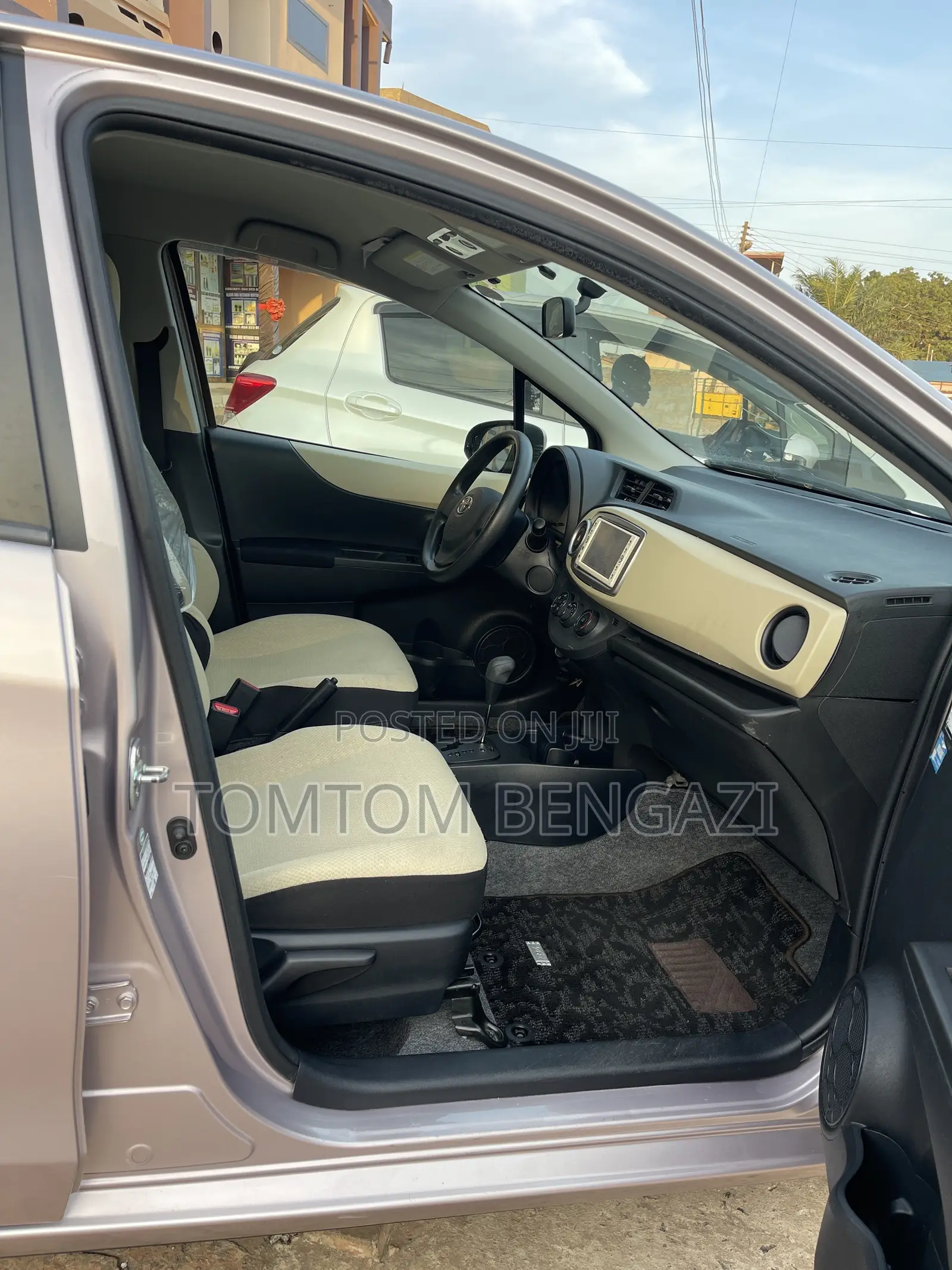Toyota Vitz 1.3 FWD 5dr 2013 Pink