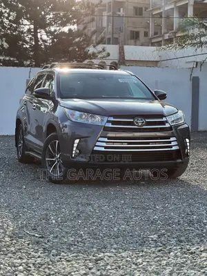Toyota Highlander XLE 4x4 V6 (3.5L 6cyl 8A) 2018 Gray