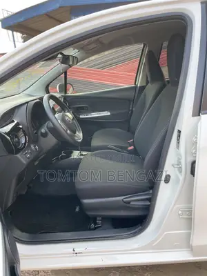 Toyota Vitz 1.3 FWD 5dr 2015 White