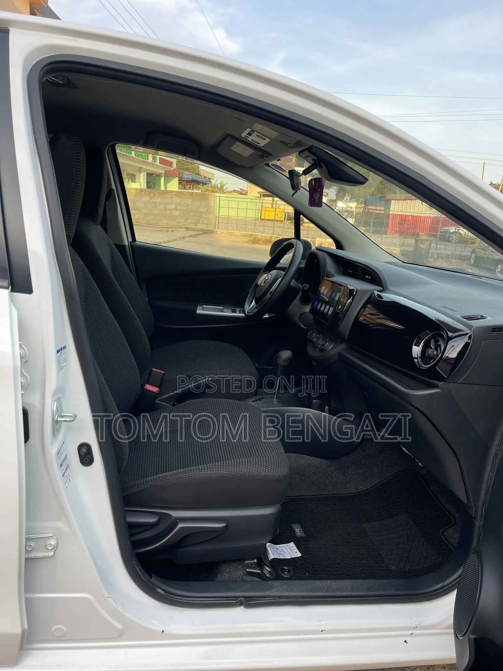 Toyota Vitz 1.3 FWD 5dr 2015 White