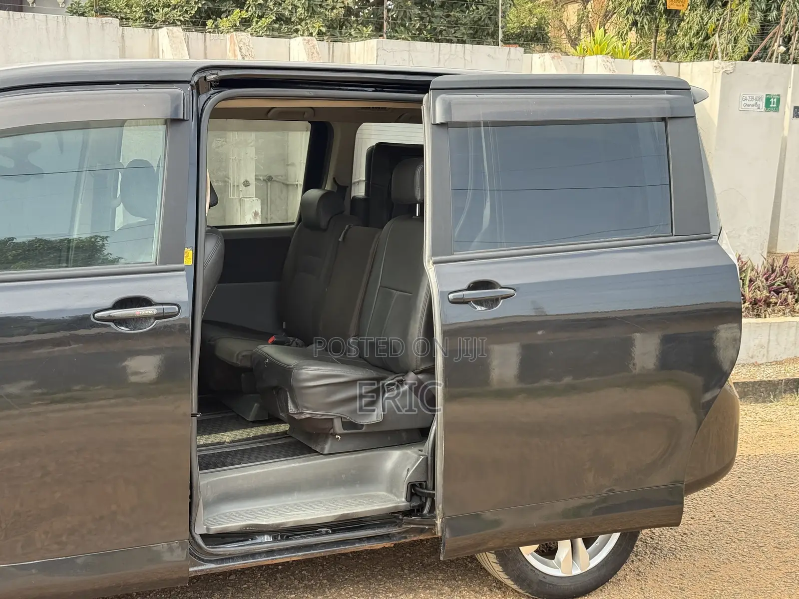 Toyota Voxy V 4WD 7-Seater 2010 Black