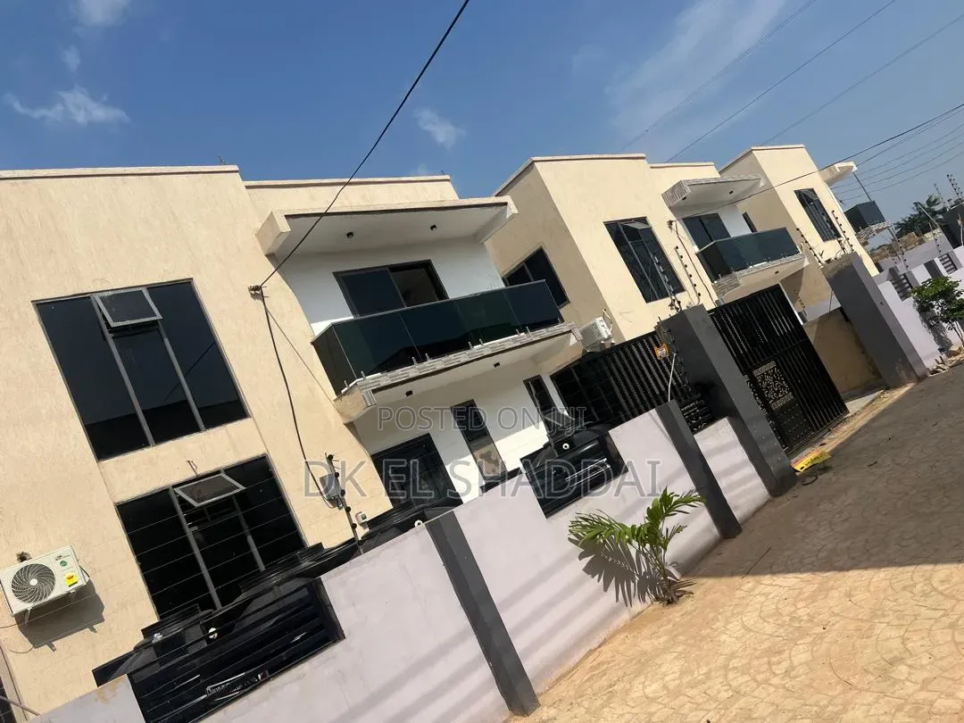 5bdrm House in Pokuase for sale