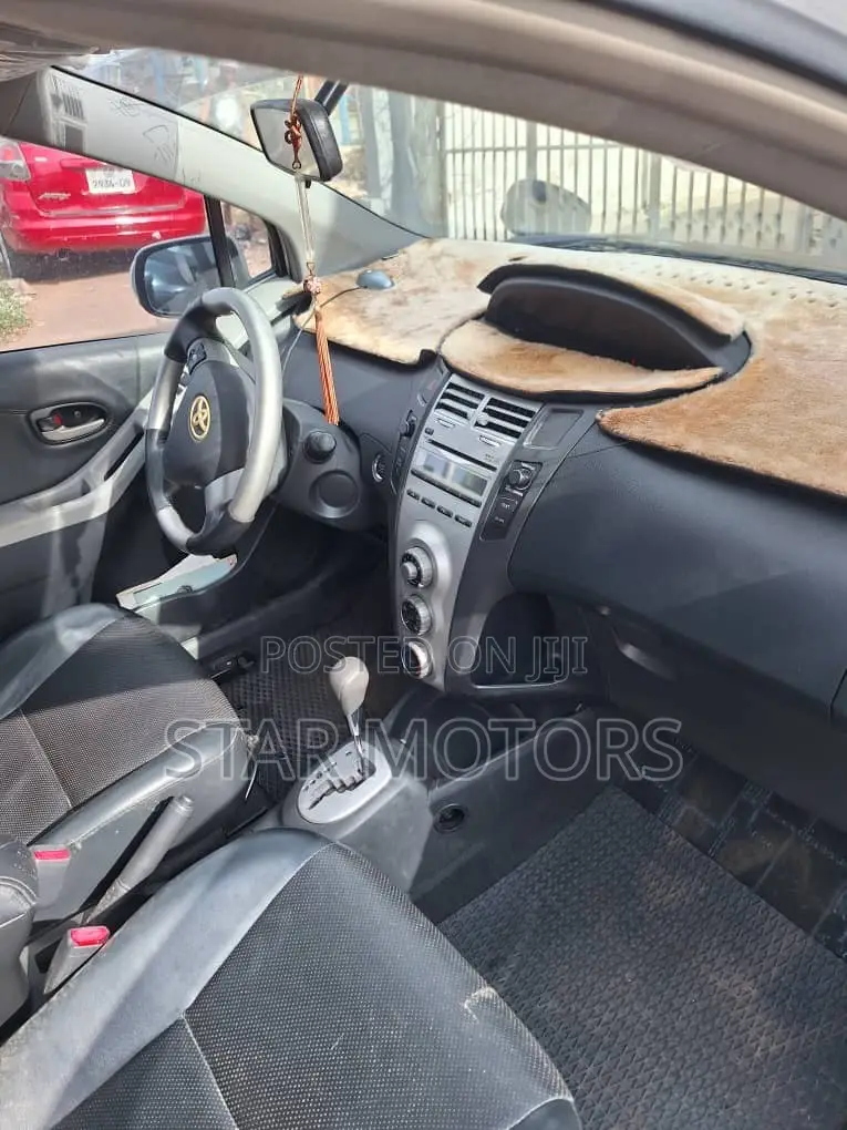 Toyota Yaris 2010 Silver