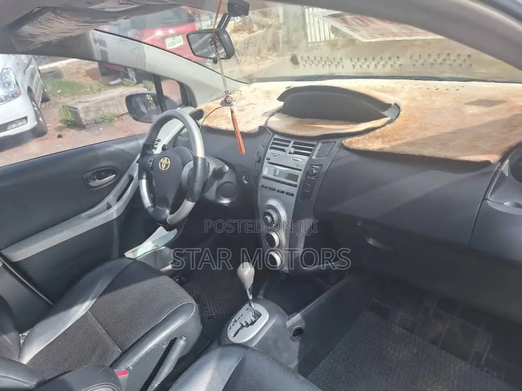 Toyota Yaris 2010 Silver