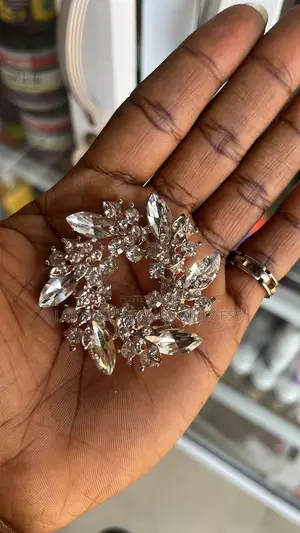 Luxury Crystal Wreath Brooch Pin
