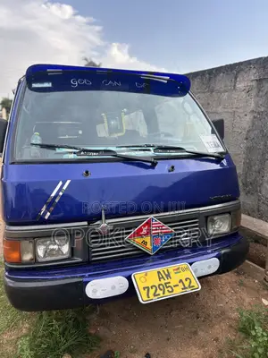 Nissan Caravan (Urvan) 2012 Blue