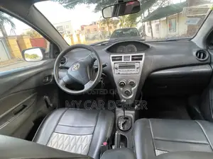 Toyota Yaris Base Sedan 4dr 2010 Gray