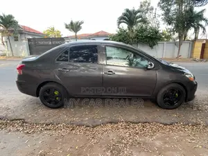 Toyota Yaris Base Sedan 4dr 2010 Gray