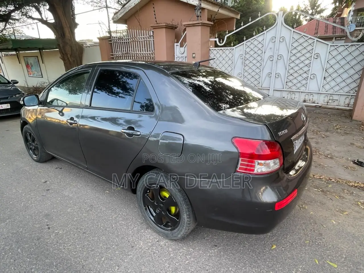 Toyota Yaris Base Sedan 4dr 2010 Gray