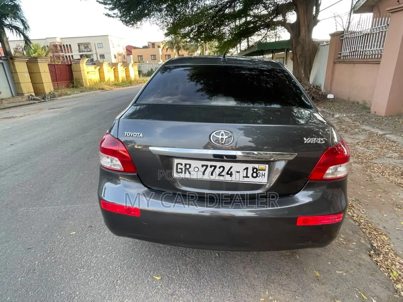Toyota Yaris Base Sedan 4dr 2010 Gray