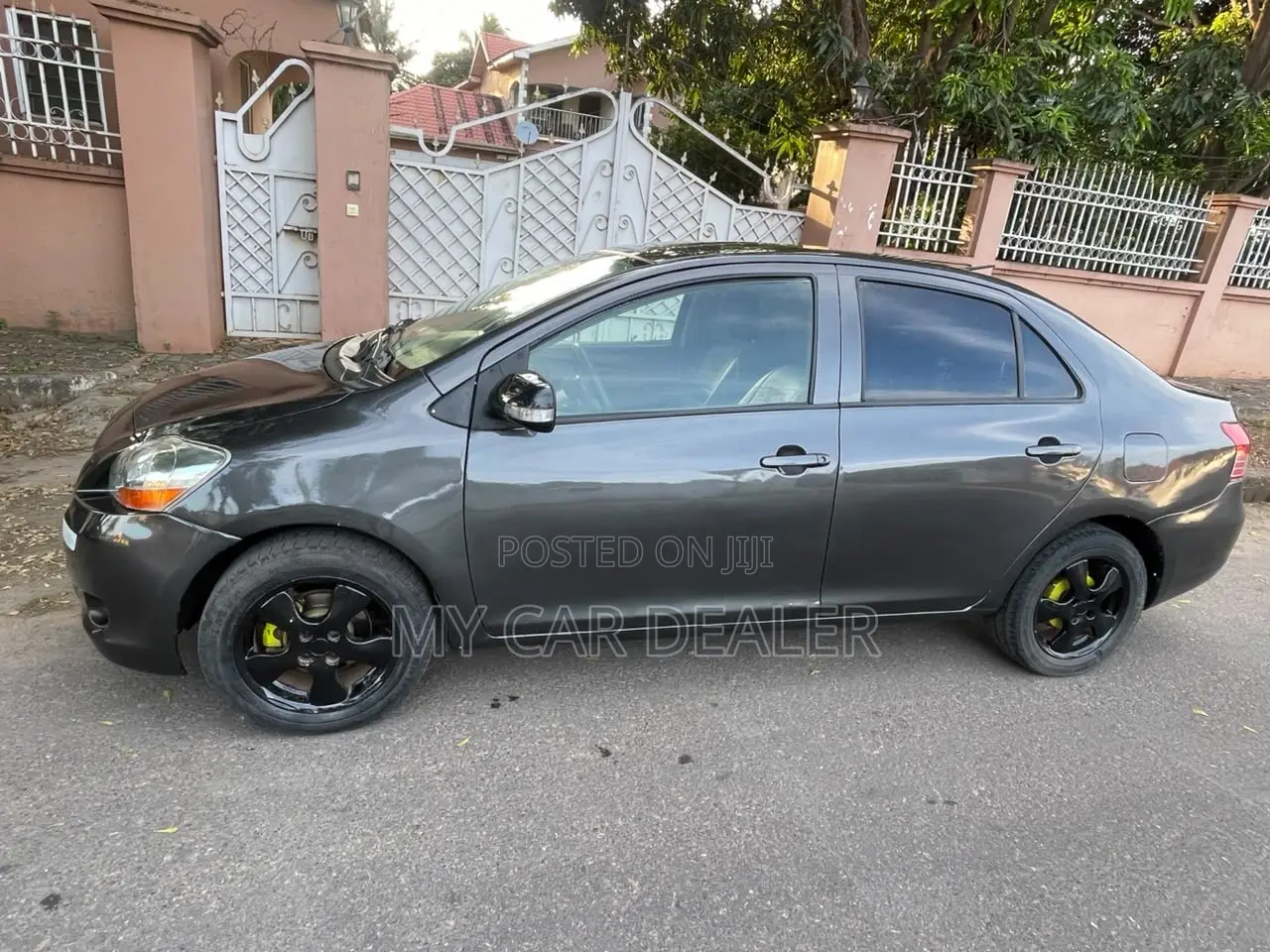 Toyota Yaris Base Sedan 4dr 2010 Gray