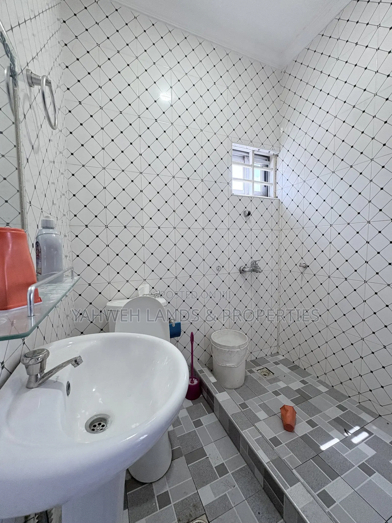 3bdrm House in Community 18 Block, Spintex for rent