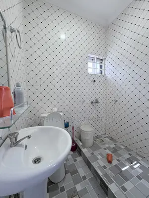 3bdrm House in Community 18 Block, Spintex for rent