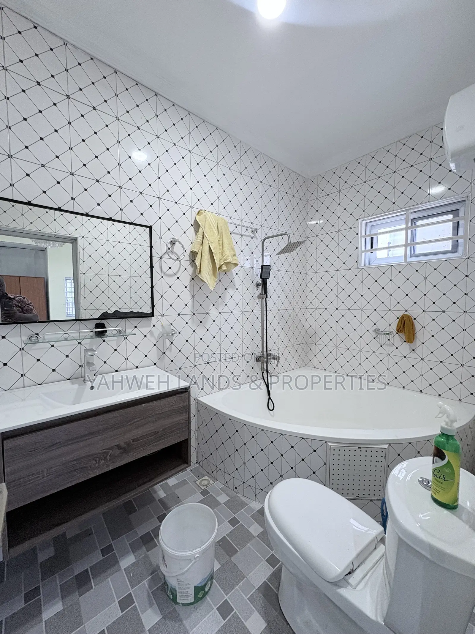 3bdrm House in Community 18 Block, Spintex for rent