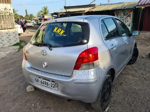 Toyota Vitz 2010 Silver