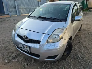 Toyota Vitz 2010 Silver