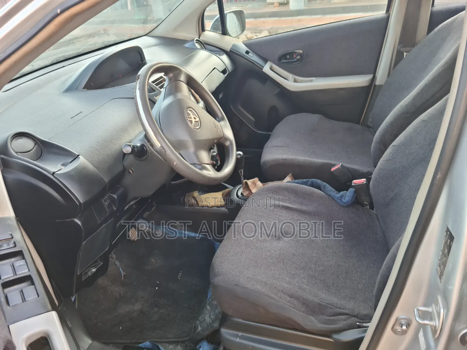 Toyota Vitz 2010 Silver