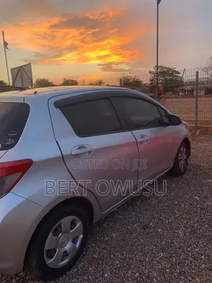 Toyota Vitz 2013 Silver