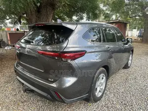 Toyota Highlander XLE 2021 Gray