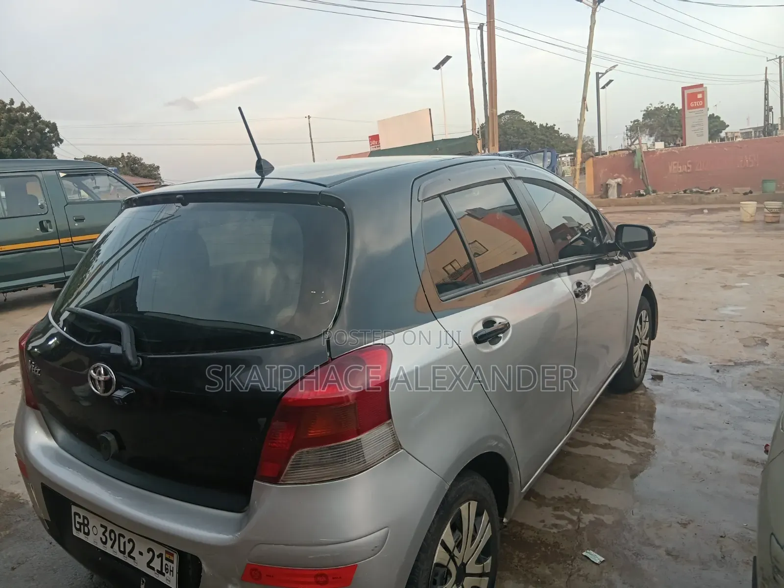 Toyota Vitz 2009 Silver