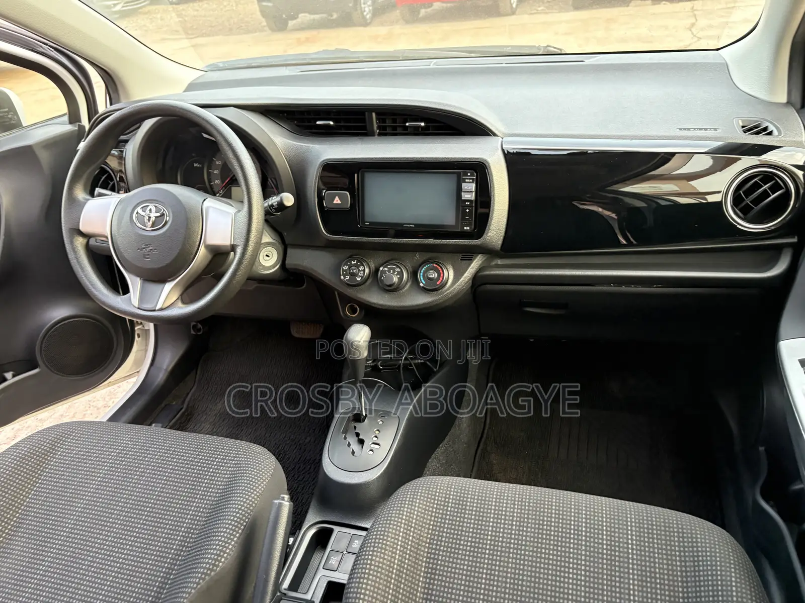 Toyota Vitz 1.3 AWD 5dr 2015 White