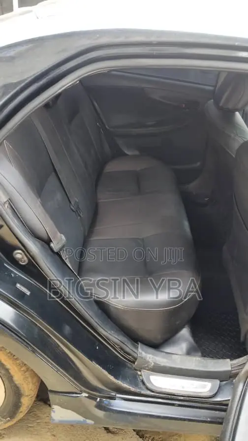 Toyota Corolla Base 4dr Sedan (1.8L 4cyl 5M) 2010 Black