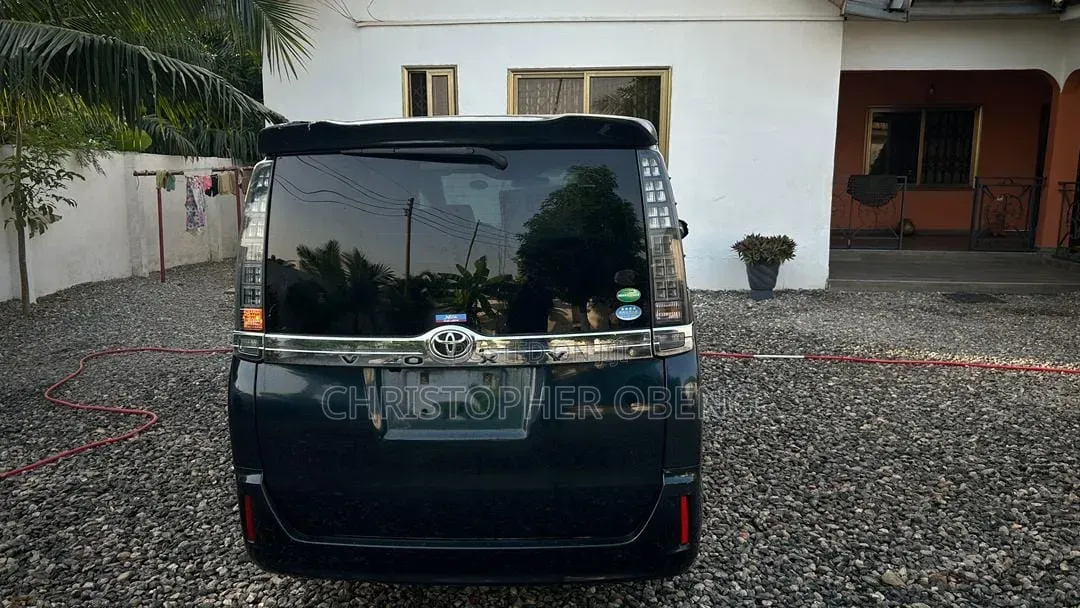 Toyota Voxy V 2WD 7-Seater 2014
