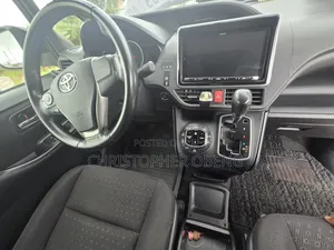 Toyota Voxy V 2WD 7-Seater 2014