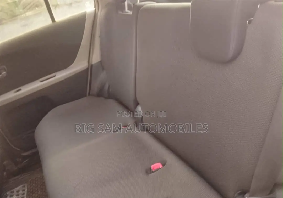 Toyota Vitz 2010 Silver